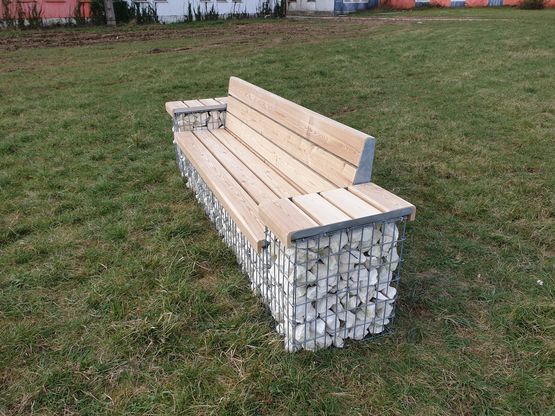  Banc canapé gabion pierre avec dossier et accoudoirs, structure métal et bois cèdre| Gamme LABB - AGENCE URBAINE