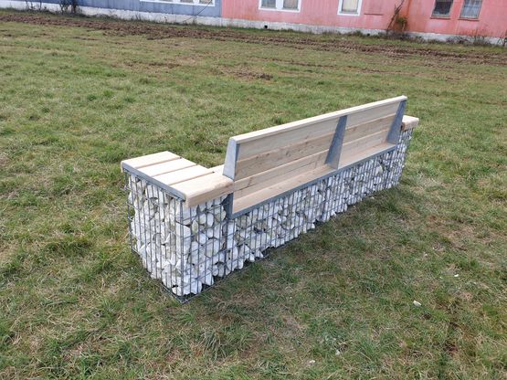  Banc canapé gabion pierre avec dossier et accoudoirs, structure métal et bois cèdre| Gamme LABB - Banc public