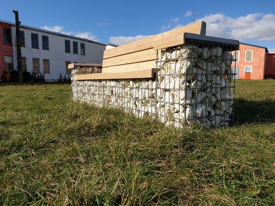 Banc canapé gabion pierre avec dossier et accoudoirs, structure métal et bois cèdre| Gamme LABB - produit présenté par AGENCE URBAINE