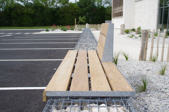  Banc gabion pierre avec dossier, structure métal et bois naturel Cèdre | Gamme Evol - Banc public