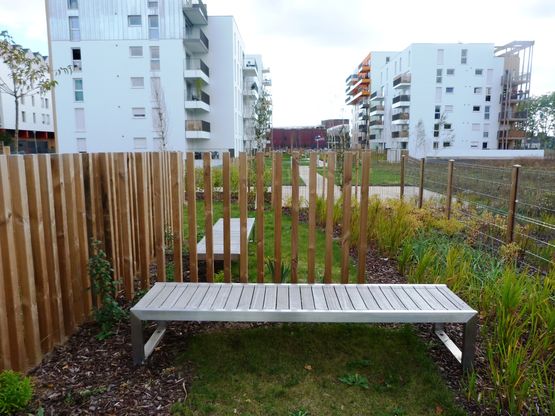 Banc public contemporain avec option dossiers | BASKOP - produit présenté par NORCOR