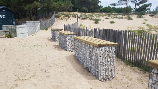  Banquette gabion pierre sans dossier, structure métal et bois Cèdre ou PIN CLIV | Gamme Natura - Banc public