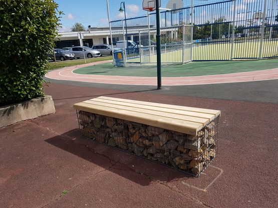  Banquette gabion pierre sans dossier, structure métal et bois Cèdre ou PIN CLIV | Gamme Natura - AGENCE URBAINE