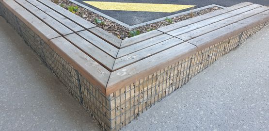 Banquette gabion pierre sans dossier, structure métal et bois Cèdre ou PIN CLIV | Gamme Natura - produit présenté par AGENCE URBAINE