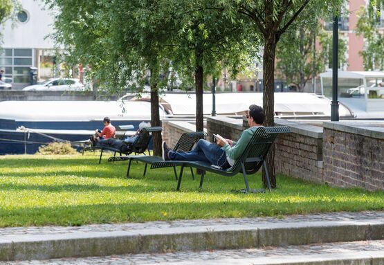 Chaise longue en lames d&#039;acier | Miramar - produit présenté par AREA