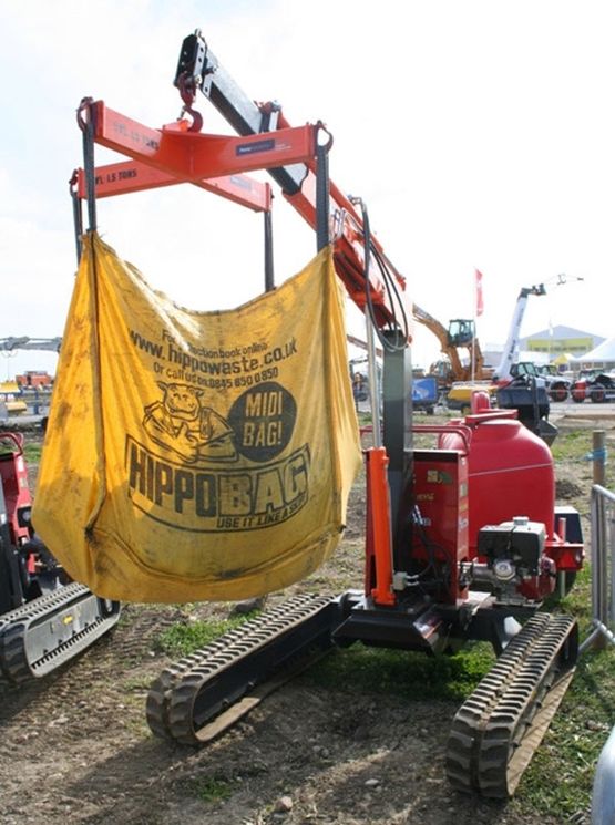 Camion Avec Une Longue Plate-forme De Remorque Pour Transporter Les Machines  Lourdes, Excavatrice Chargée De Chenille Avec Le Sea Image stock - Image du  industriel, matériel: 145879689