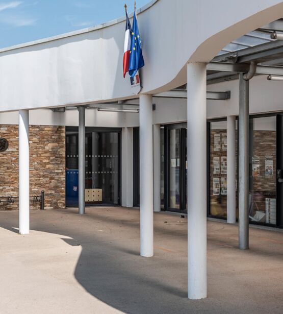  Façade isolante en panneau de pierre naturelle pour établissement scolaire | STONEPANEL ORIENT - CUPA STONE