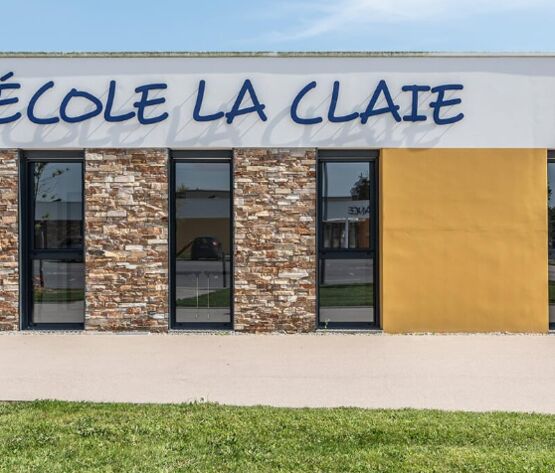 Façade isolante en panneau de pierre naturelle pour établissement scolaire | STONEPANEL ORIENT - produit présenté par CUPA STONE