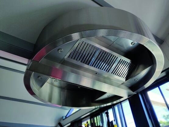  Hotte centrale aux lignes courbes pour cuisine professionnelle ouverte | Magiform - SAFTAIR VENTILATION