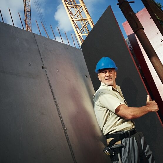  Panneau structurel hydrofuge avec revêtement laque et bords scellés, pour coffrage en béton multiple | Betonforce Black - Panneau, planche en bois ou dérivés