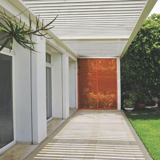  Pergola aluminium à lames fixes et fermetures latérales pour ombrager l&#039;extérieur | Sepalumic Série 7300 - Pergolas