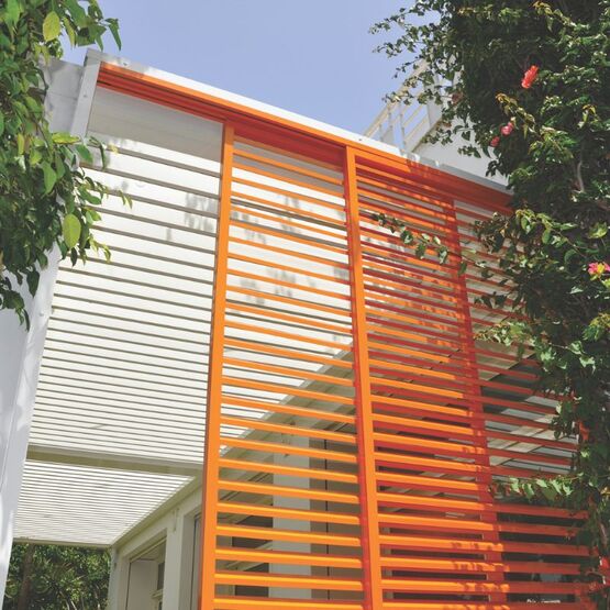 Pergola aluminium à lames fixes et fermetures latérales pour ombrager l&#039;extérieur | Sepalumic Série 7300 - produit présenté par SEPALUMIC