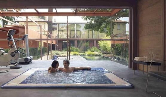 Spa à débordement à 6 places | VIRGINIA - produit présenté par JACUZZI FRANCE