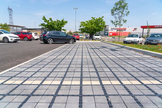 Système de pavage béton drainant sur dalle alvéolaires en matériau recyclé | ECOVEGETAL PAVE - produit présenté par ECOVEGETAL