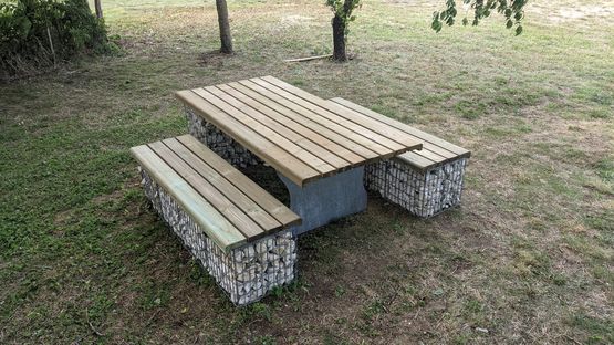  Table pique nique en gabion pierre structure métal et bois Cèdre français ou Pin CLIV | Gamme Frichti - AGENCE URBAINE