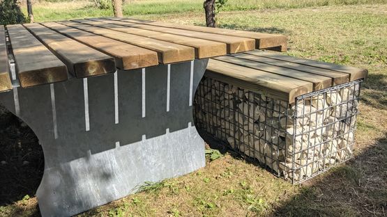 Table pique nique en gabion pierre structure métal et bois Cèdre français ou Pin CLIV | Gamme Frichti - produit présenté par AGENCE URBAINE