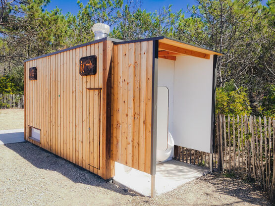 Toilettes sèches publiques autonomes sur mesure à lombricompostage - produit présenté par SANISPHERE