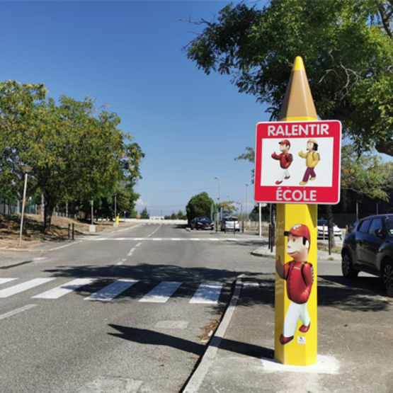 Totem gros crayon de signalisation