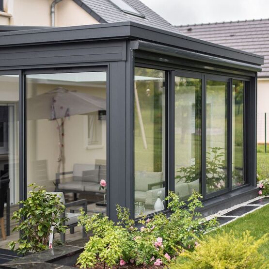 Véranda aluminium brevetée à ossature bois et toiture plate pour extension d&#039;habitat | Espace²Vie - produit présenté par SEPALUMIC