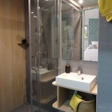 Salle de bain préfabriquée avec un grand espace de douche Gamme BAUDET INTIAL | BORA